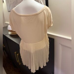 💕American Eagle Outfitters‎ Cream Pleated Short Sleeve Blouse